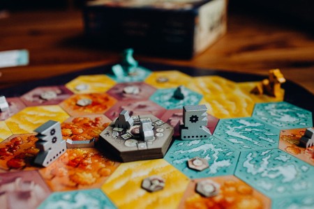 alt=defenders-of-the-wild-eng-game1.jpg